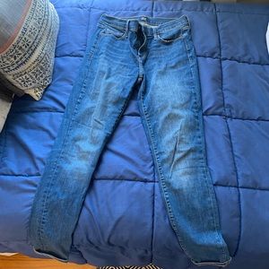 Gap medium wash size 27Regular. Curvy true skinny